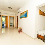 3bdr Apartment- Stunning Sea View , Pet Friendly, 8 *