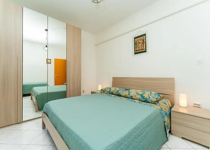 3bdr Apartment- Stunning Sea View , Pet Friendly, 8 *