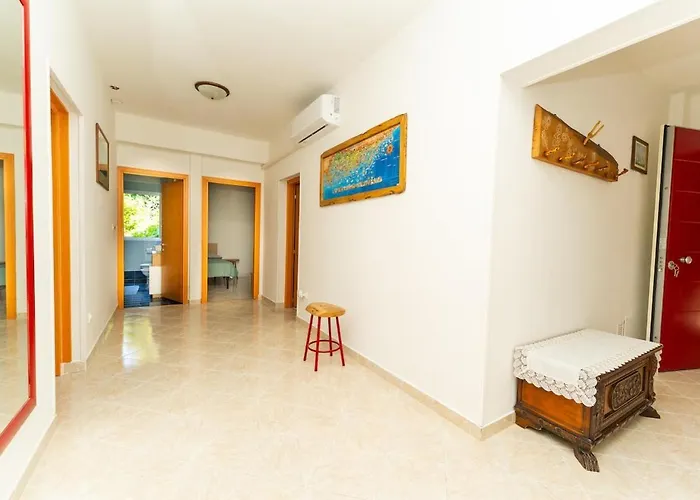 3bdr Apartment- Stunning Sea View , Pet Friendly, 8 *