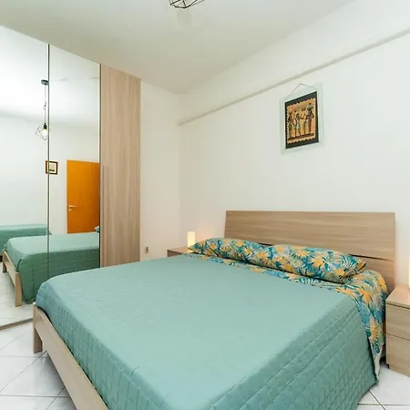 3bdr Apartment- Stunning Sea View , Pet Friendly, 8 *