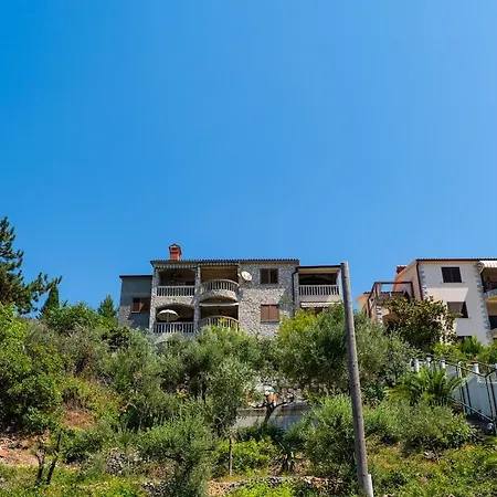 3bdr Apartment- Stunning Sea View , Pet Friendly, 8 *