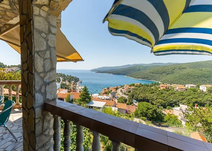 3bdr Apartment- Stunning Sea View , Pet Friendly, 8 *