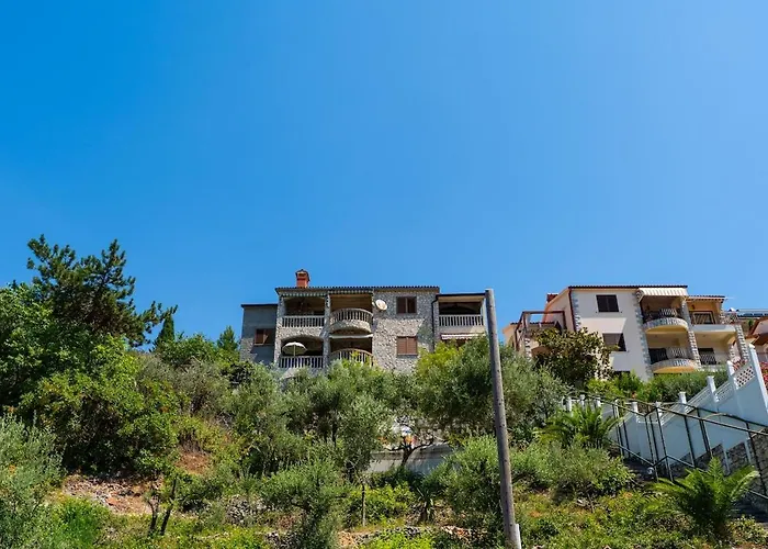 3bdr Apartment- Stunning Sea View , Pet Friendly, 8 *