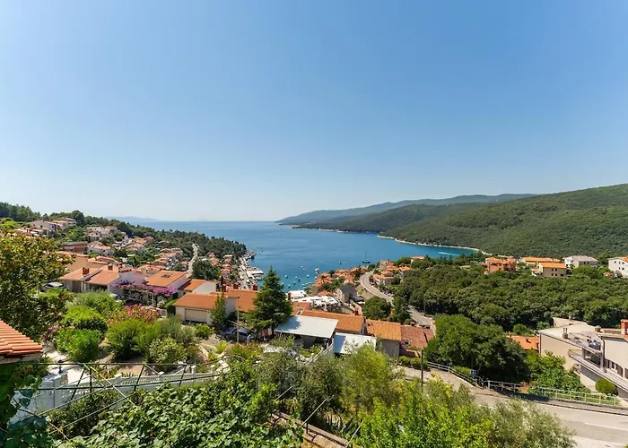 3bdr Apartment- Stunning Sea View , Pet Friendly, 8 *